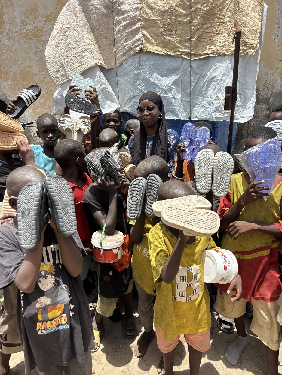 Enfants talibés choisissant leurs chaussures et sandales.