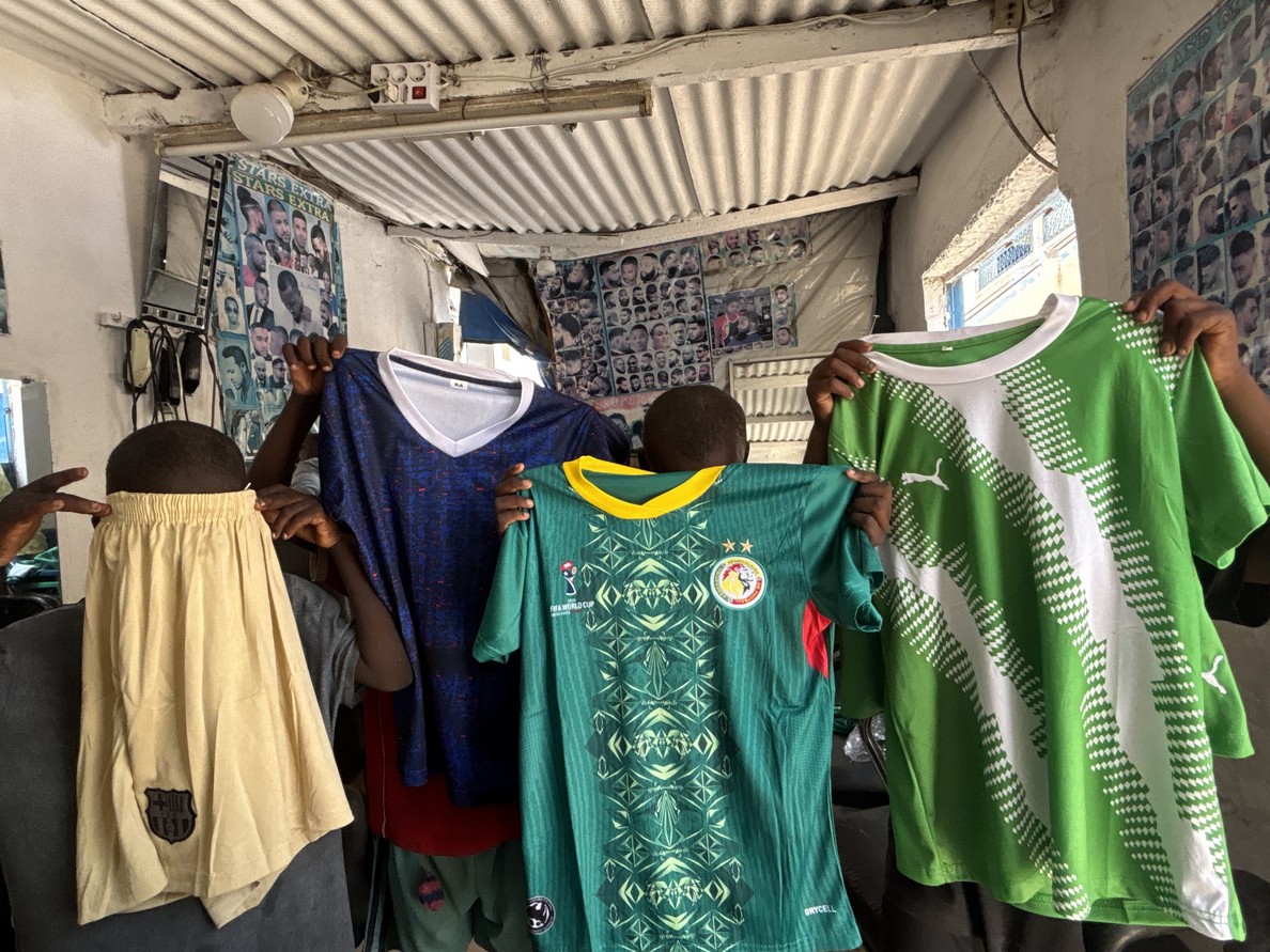 Maillots, dont celui de l'équipe nationale du Sénégal, offerts aux enfants.