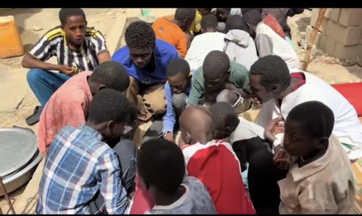 Enfants réunis lors d'une action de terrain d'APEE.