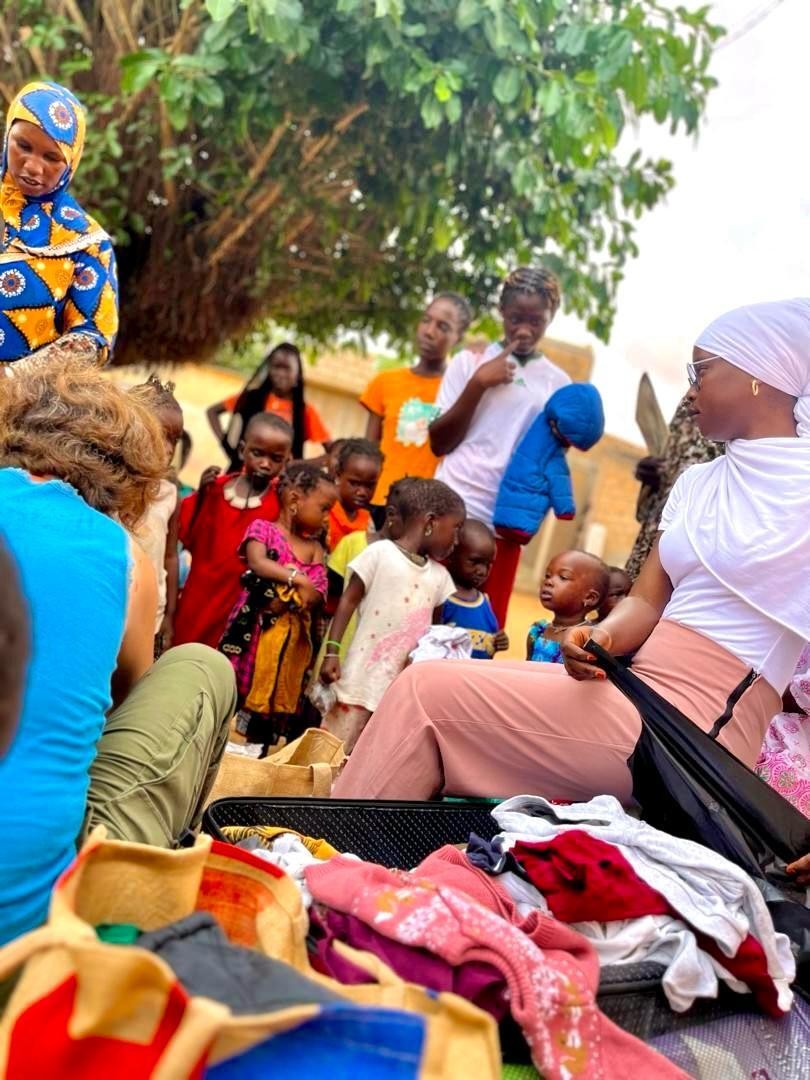 Distribution de vêtements auprès des familles d'un village.